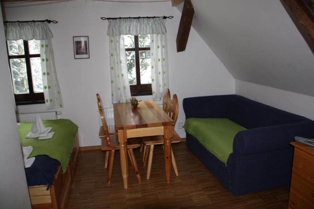 Balada Horska Chata Bedrichov  Bilik gambar