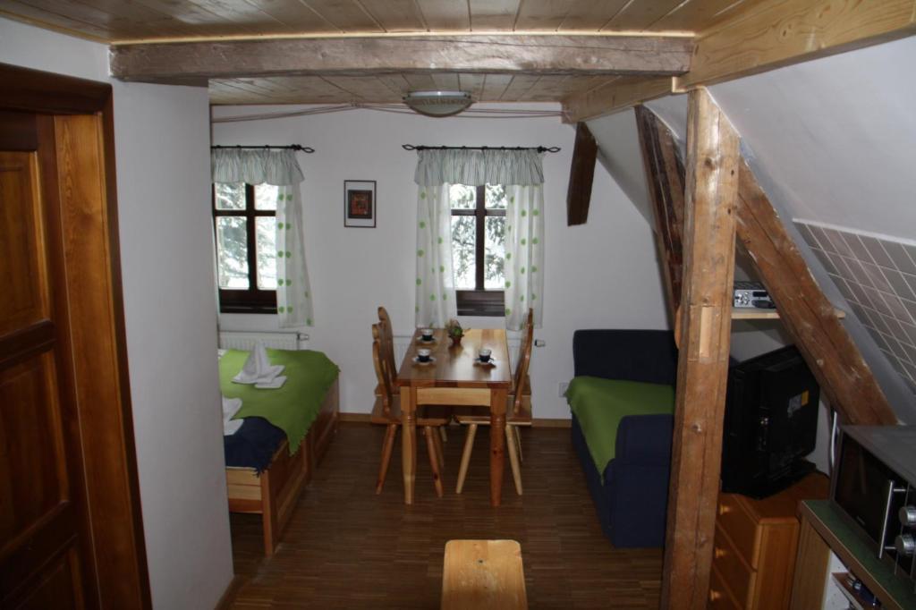 Balada Horska Chata Bedrichov  Bilik gambar