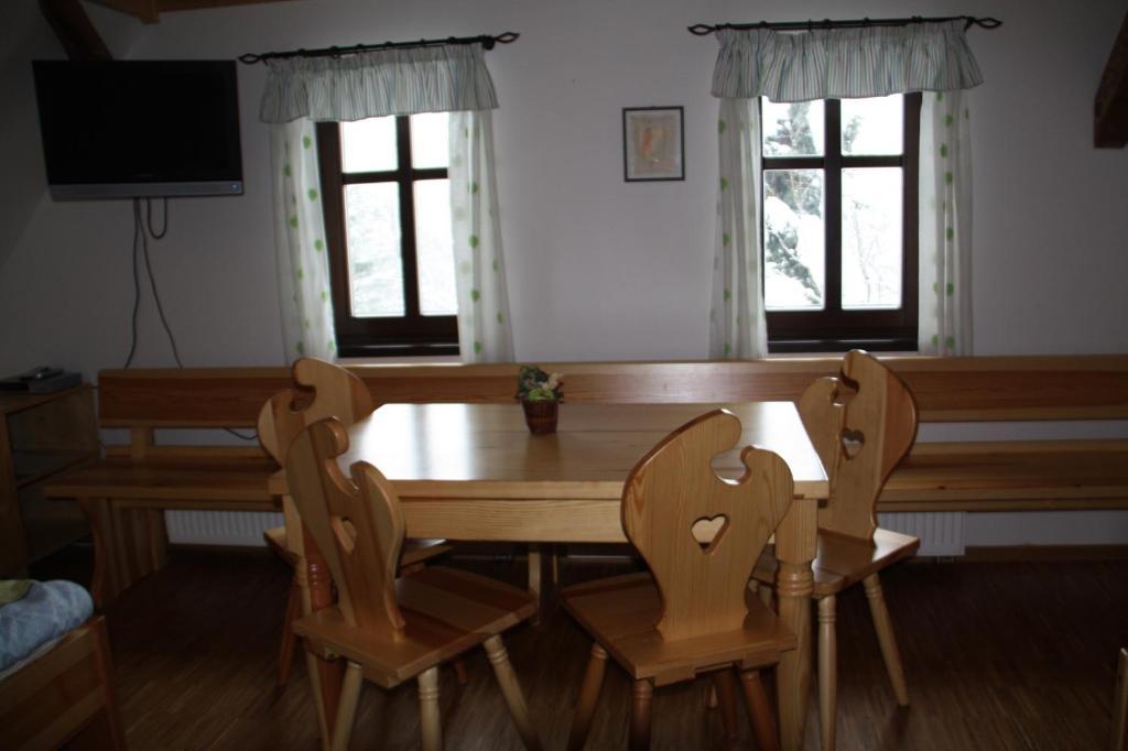 Balada Horska Chata Bedrichov  Bilik gambar
